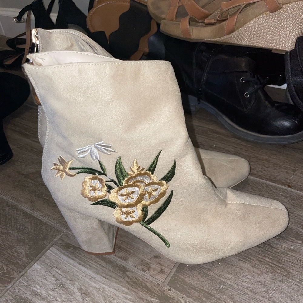 Never word cream and flower embroidery boots